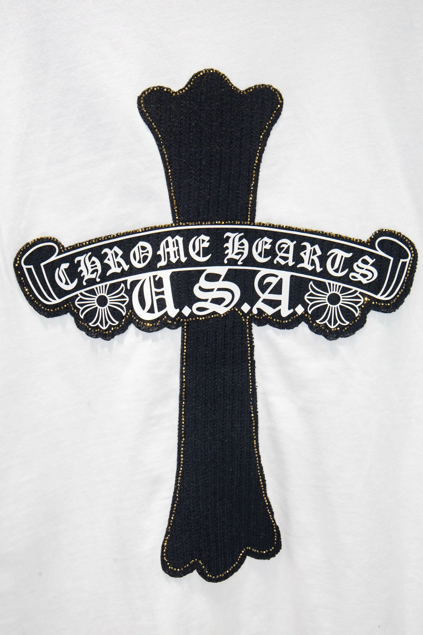 P230 🆕Chrome Hearts os version is really charming and Chrome Hearts is really a must-have. Each season's new version is made to the extreme. It is very practical and can be worn casually. Nice✔️ - ⚠️100% cotton. It is made of 21 double yarns, 300g weight fabric and imported knitted carded cotton. It has moderate thickness, drape and contour, and the upper body is comfortable! ! It is very tolerant to fat body types and can instantly lose five pounds after wearing it!  Specially ordered many Austrian hot diamonds, which have the bling bling effect of natural crystals under the light, with multi-faceted reflective points, and the production cost is extremely high. The laser molding includes a computer engraving machine and a laser machine, which are accurate in units of particles. Finally, it is hot and set at high temperature. After the hot ironing, the firmness needs to be tested repeatedly on the hot stamping. It can show colorful reflections under the light. The collar webbing extends to the shoulders for reinforcement, and the stitching at the joints. The hem and cuffs are all made with 0.2mm gauge double-thread turning. They are carefully produced at a high cost. The attitude of making goods with a magnifying glass restores the quality and effect of the product. The full set of customized accessories is only used to present every detail to customers. Film printing, 50,000 positioning, is very time-consuming. The body is treated with hot diamond elements, which greatly increases the interest of the clothing; unique visual effects. After special treatment, a unique effect is formed. An irregular hem is added to the version. This year's Kroxin is the main version. In the past two years, the oversize version has become the focus of the trend and has been a popular staple in the past two years. The change of designers has made this brand an instant hit. The progressive fashion of the times also needs the blood impact of fresh elements and trendy designs in order to continue its glory! It’s stylish both inside and outside, a must-have for high street travel! An absolute "eye-catching style" that can match couples 💏 Color: Black White Size: S M L XL